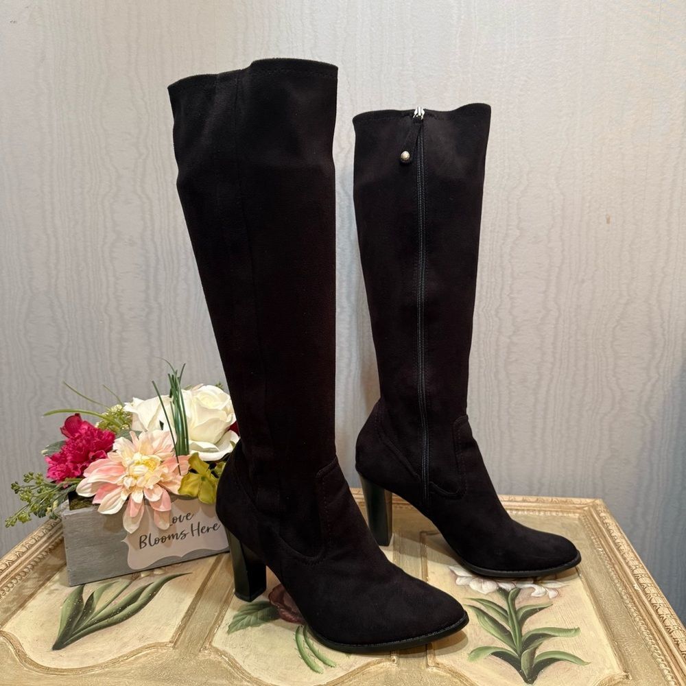 Isaac Mizrahi Chiara Black Faux Suede Knee High Boots Side Zip Heels Sz 9